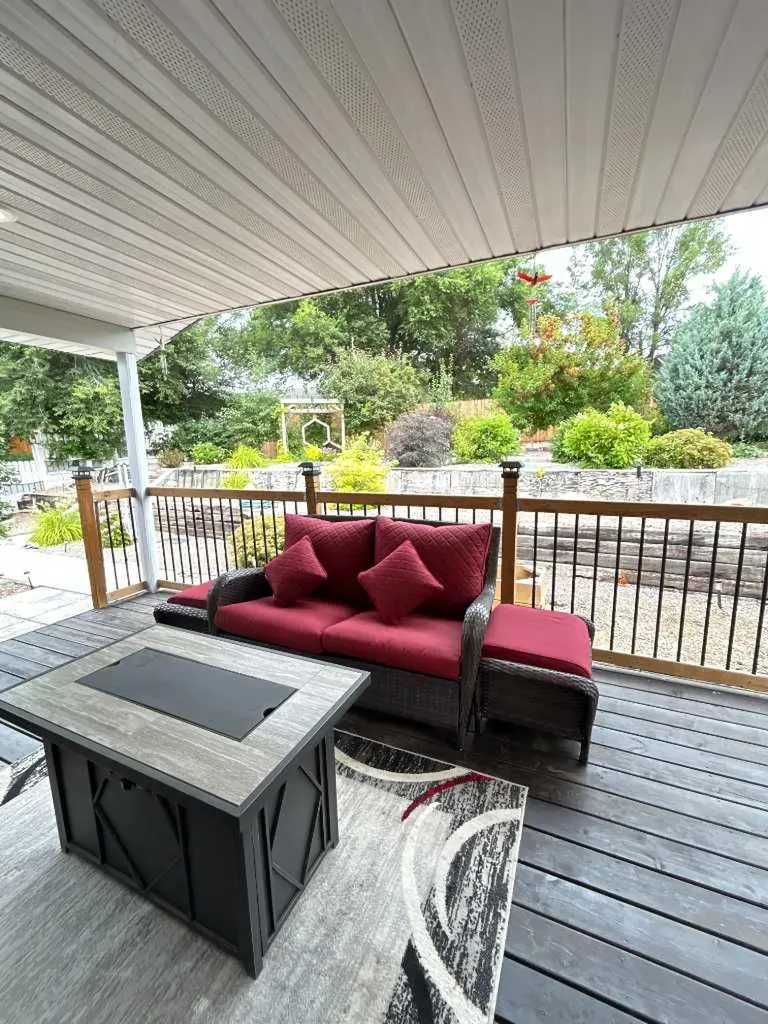 1332 17 Street SE Medicine Hat AB T1A2A8