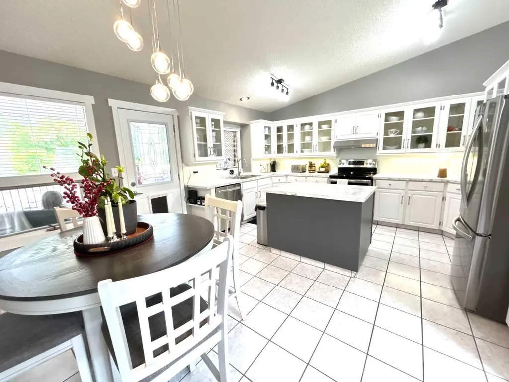 1332 17 Street SE Medicine Hat AB T1A2A8