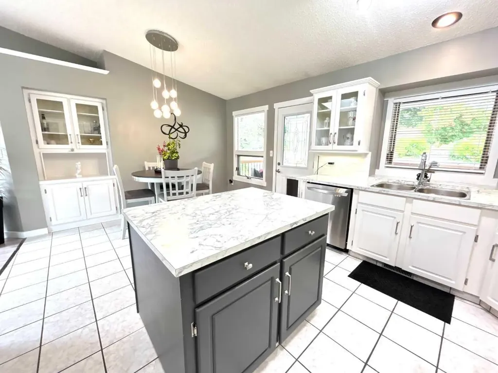 1332 17 Street SE Medicine Hat AB T1A2A8