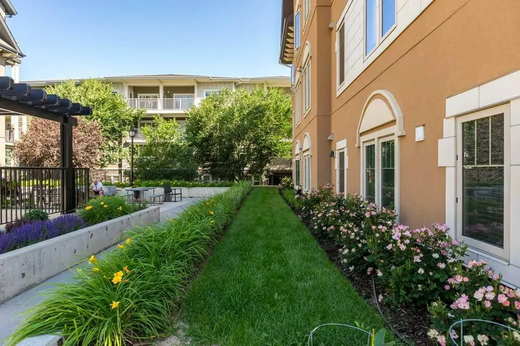 30 Mahogany Mews SE Calgary AB T3M 3H4