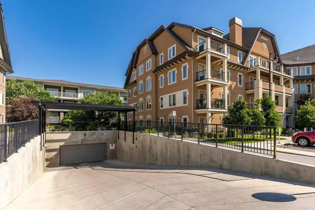 30 Mahogany Mews SE Calgary AB T3M 3H4