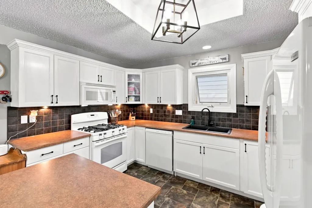 62 Rupert Crescent Red Deer AB T4P 2Z1