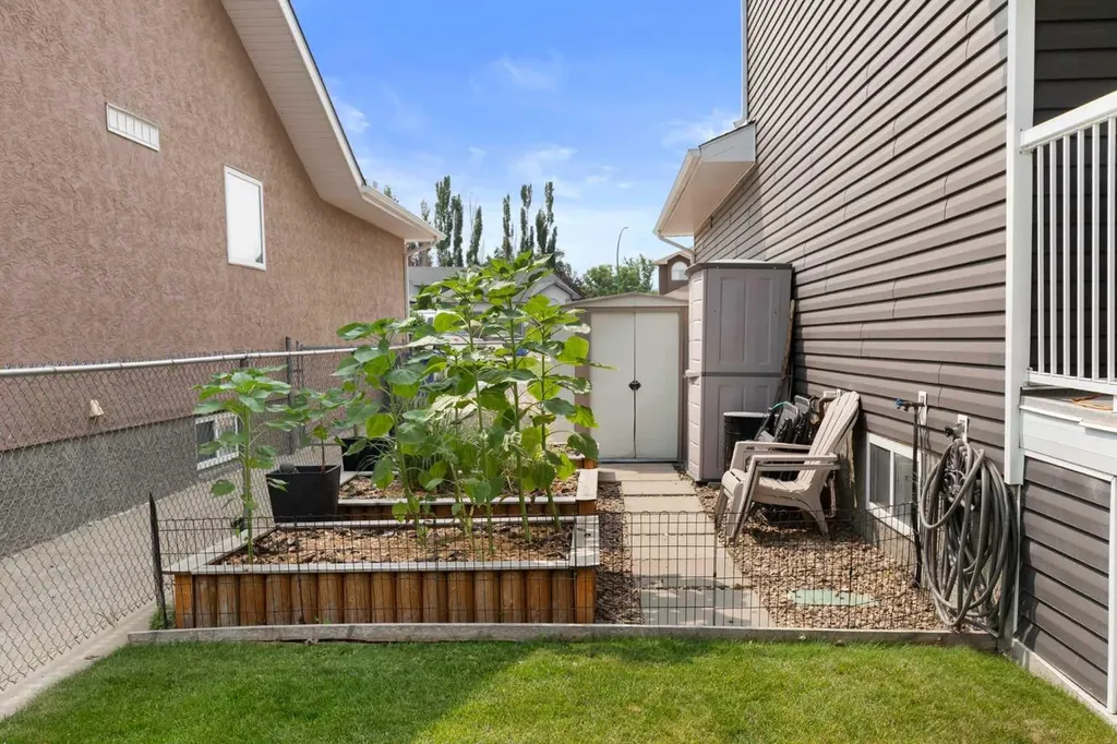 73 Storrs Crescent SE Medicine Hat AB T1B 4J3