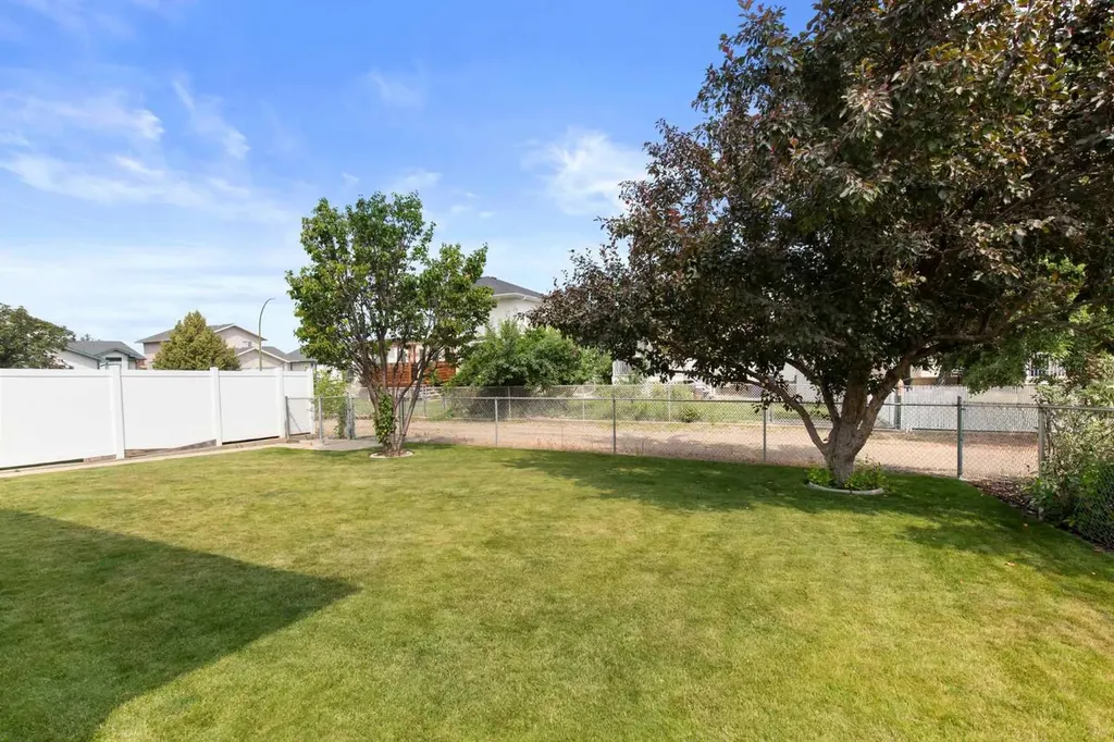 73 Storrs Crescent SE Medicine Hat AB T1B 4J3