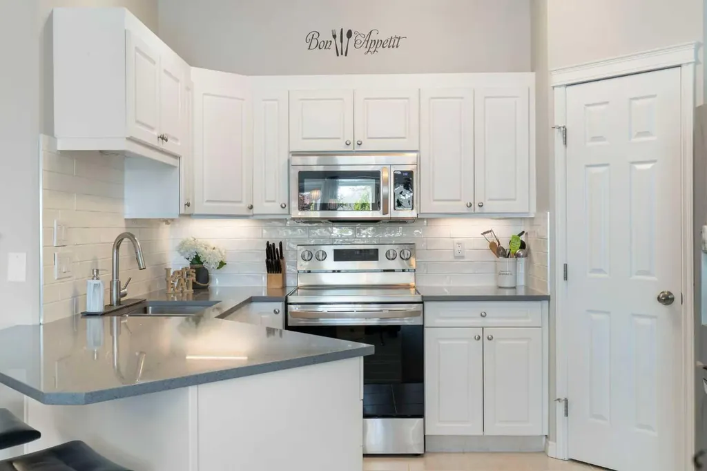 7451 Springbank Boulevard SW Calgary AB T3H 4K5