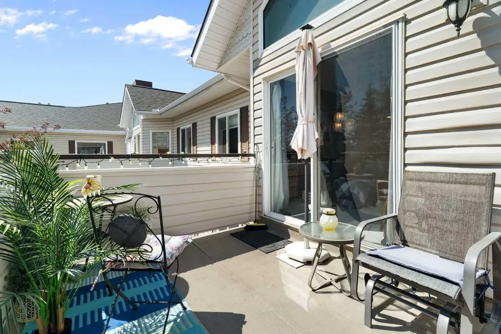 7451 Springbank Boulevard SW Calgary AB T3H 4K5