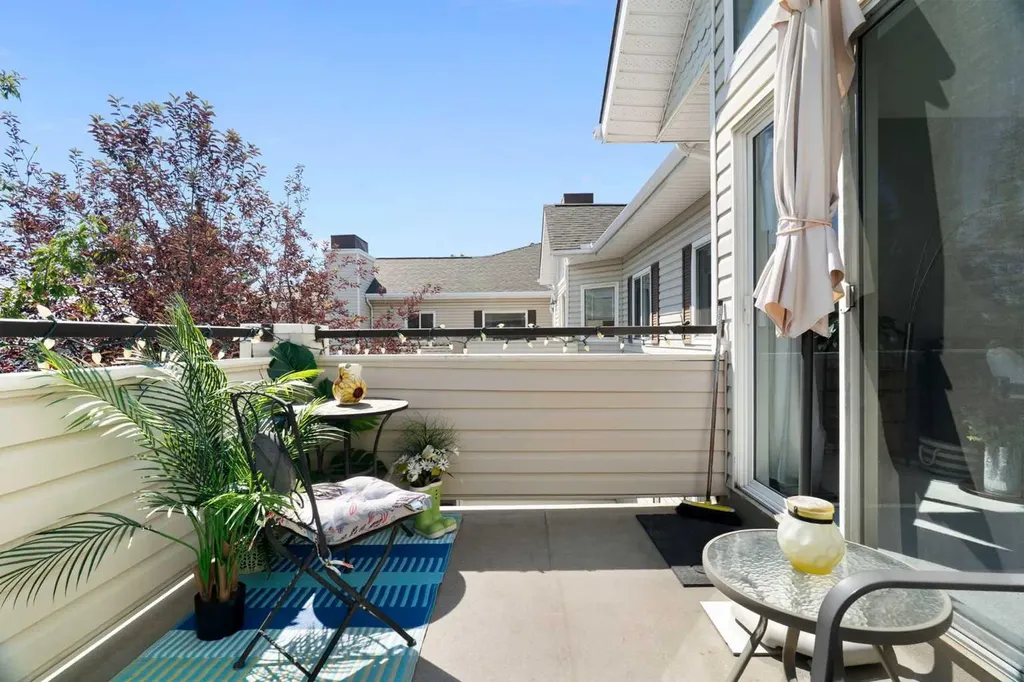 7451 Springbank Boulevard SW Calgary AB T3H 4K5