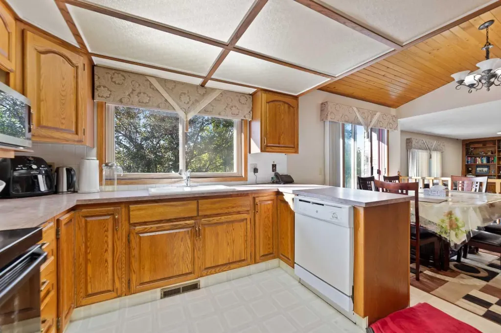 48 Castleglen Court NE Calgary AB T3J 2B8