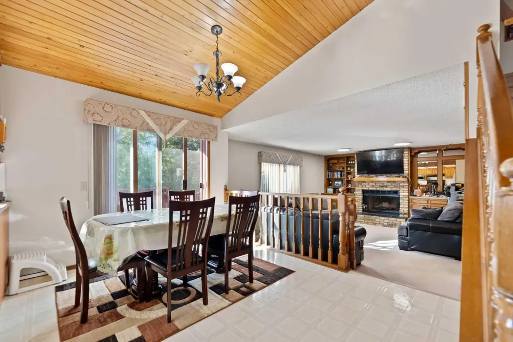 48 Castleglen Court NE Calgary AB T3J 2B8
