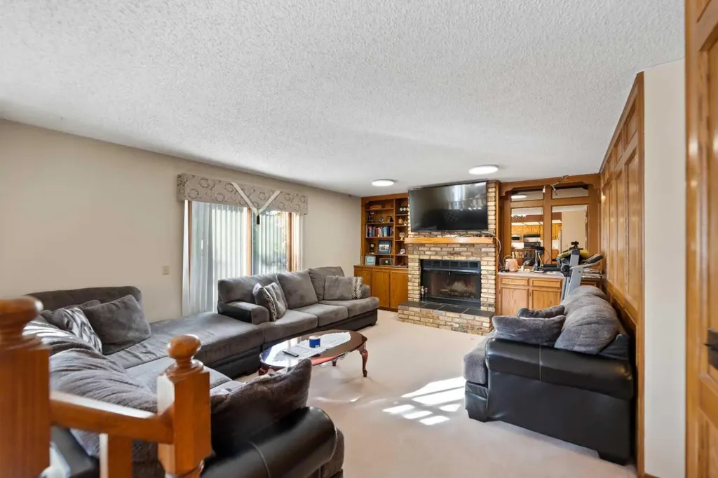 48 Castleglen Court NE Calgary AB T3J 2B8