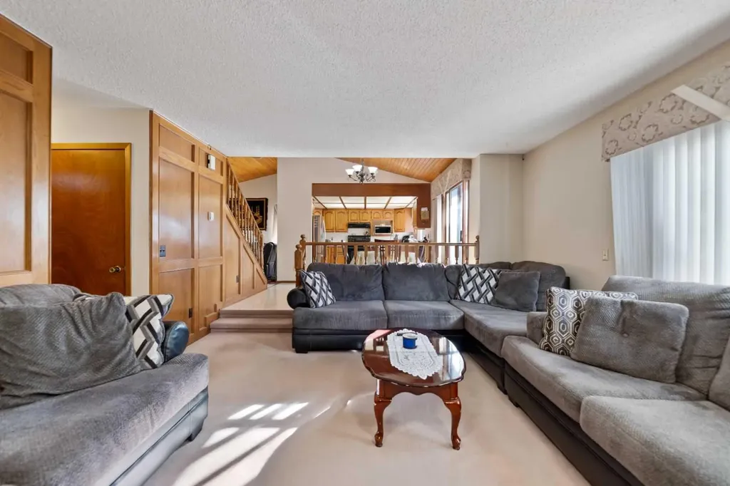 48 Castleglen Court NE Calgary AB T3J 2B8