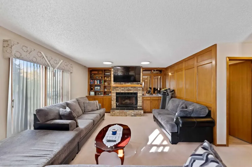48 Castleglen Court NE Calgary AB T3J 2B8