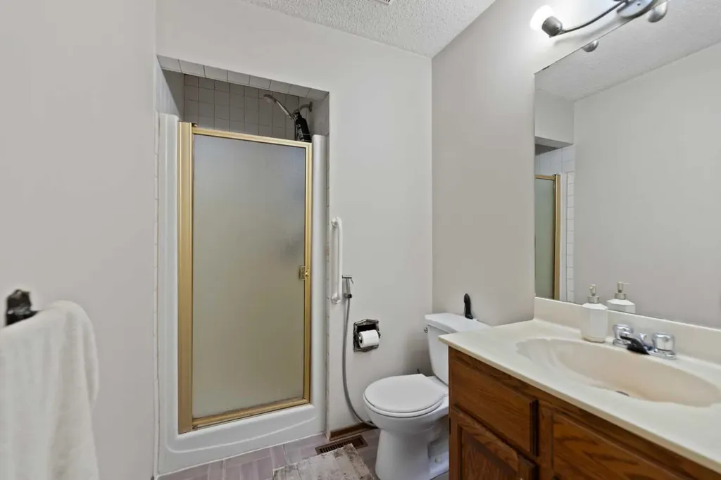 48 Castleglen Court NE Calgary AB T3J 2B8