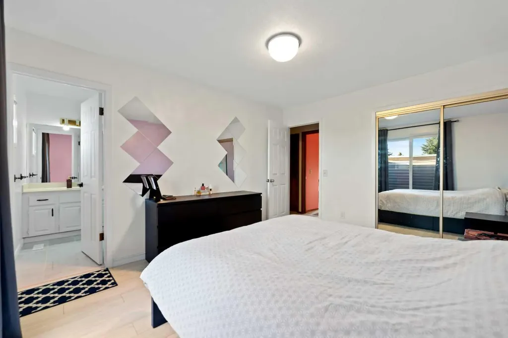48 Castleglen Court NE Calgary AB T3J 2B8