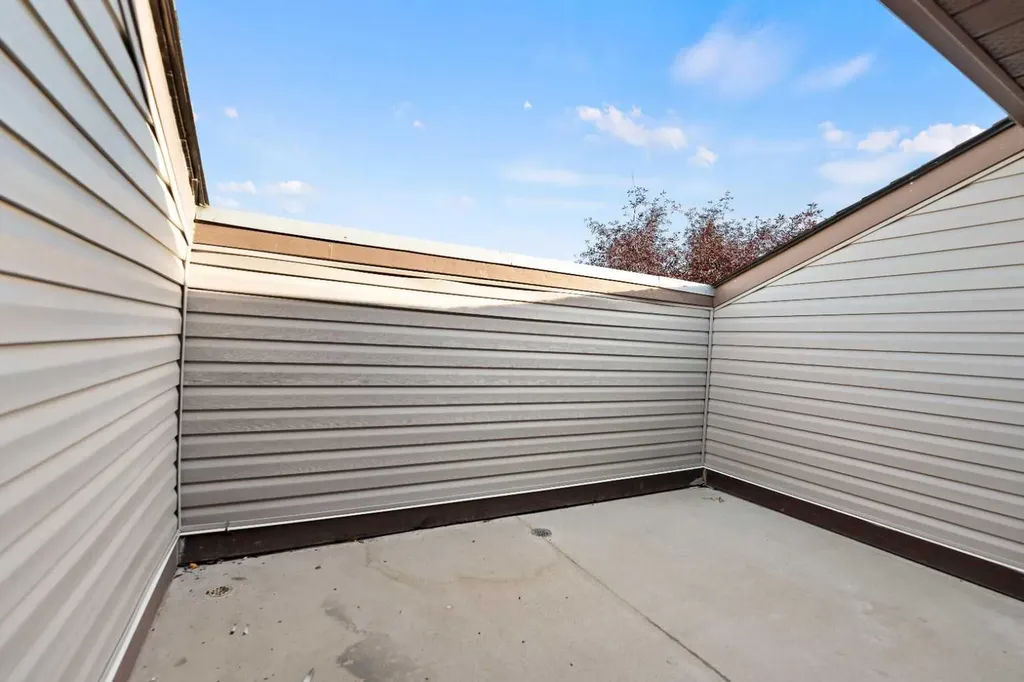 48 Castleglen Court NE Calgary AB T3J 2B8