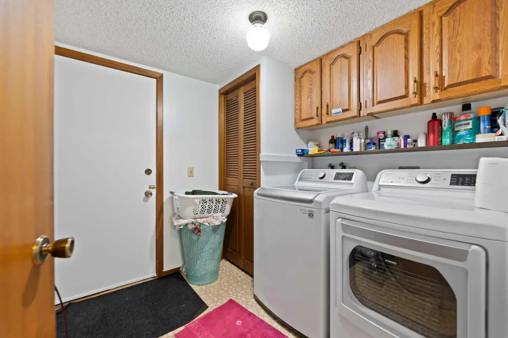 48 Castleglen Court NE Calgary AB T3J 2B8