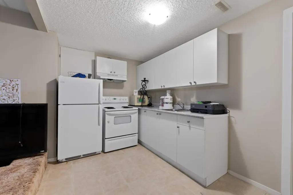 48 Castleglen Court NE Calgary AB T3J 2B8