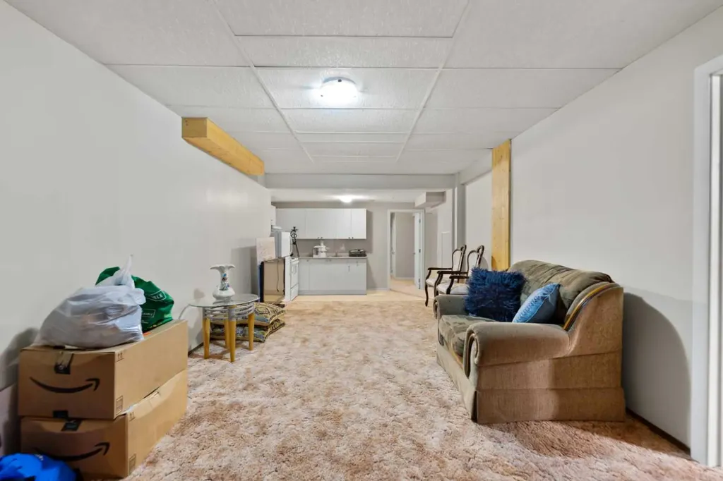 48 Castleglen Court NE Calgary AB T3J 2B8