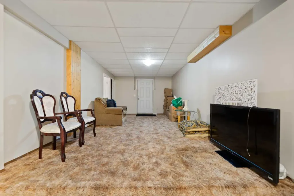 48 Castleglen Court NE Calgary AB T3J 2B8