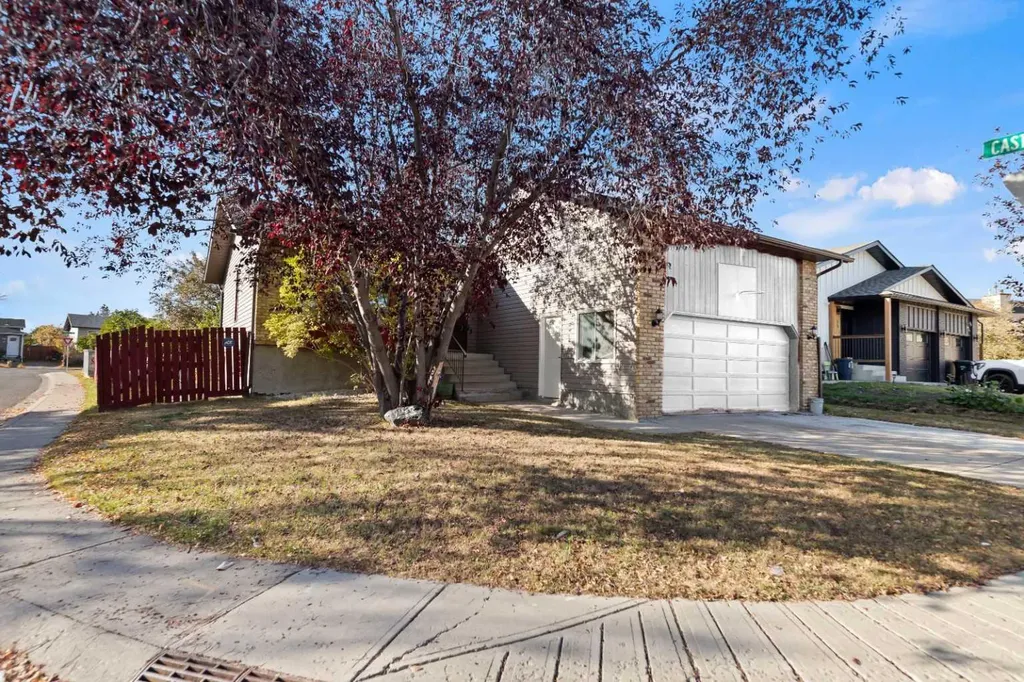 48 Castleglen Court NE Calgary AB T3J 2B8
