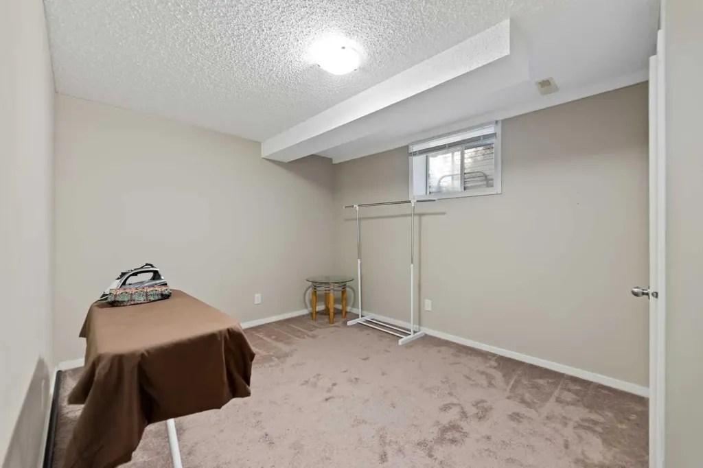 48 Castleglen Court NE Calgary AB T3J 2B8