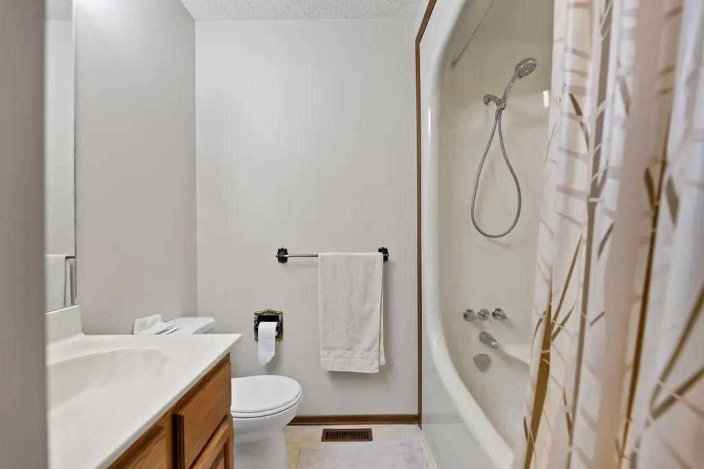 48 Castleglen Court NE Calgary AB T3J 2B8