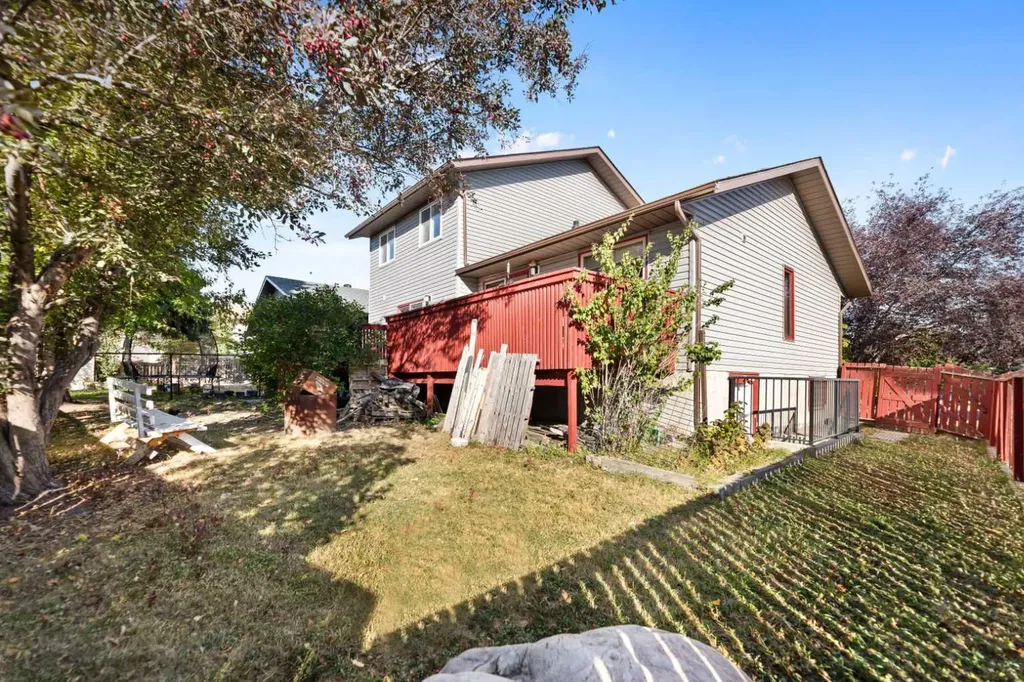 48 Castleglen Court NE Calgary AB T3J 2B8