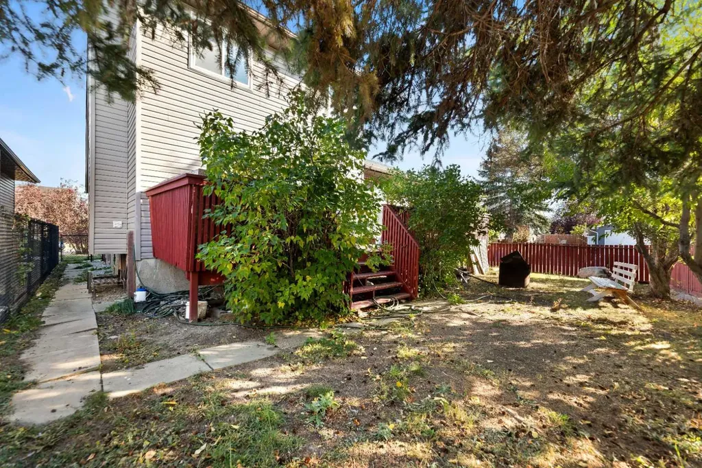 48 Castleglen Court NE Calgary AB T3J 2B8