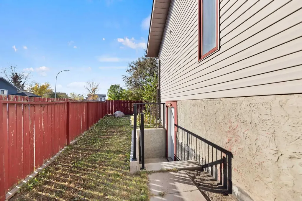48 Castleglen Court NE Calgary AB T3J 2B8