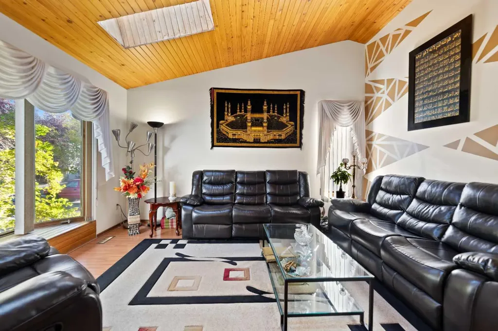 48 Castleglen Court NE Calgary AB T3J 2B8