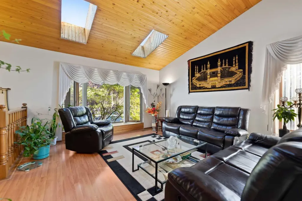 48 Castleglen Court NE Calgary AB T3J 2B8