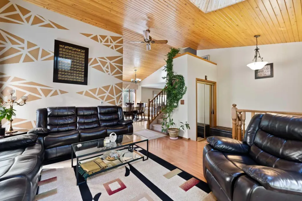 48 Castleglen Court NE Calgary AB T3J 2B8