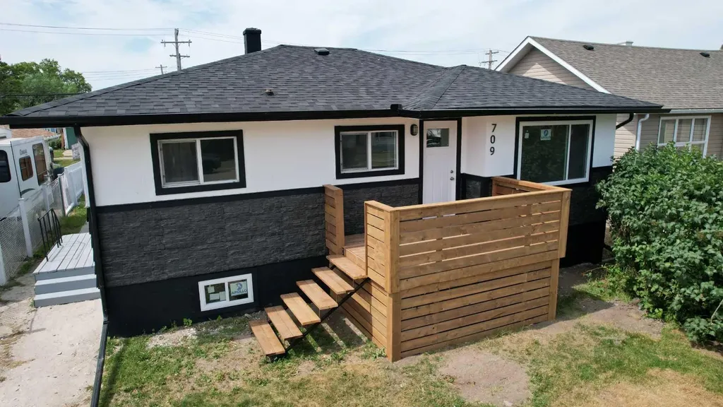 709 Centre Street Hanna AB T0J1P0