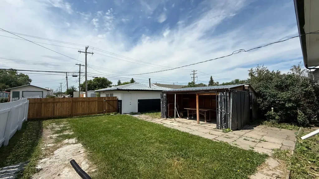 709 Centre Street Hanna AB T0J1P0