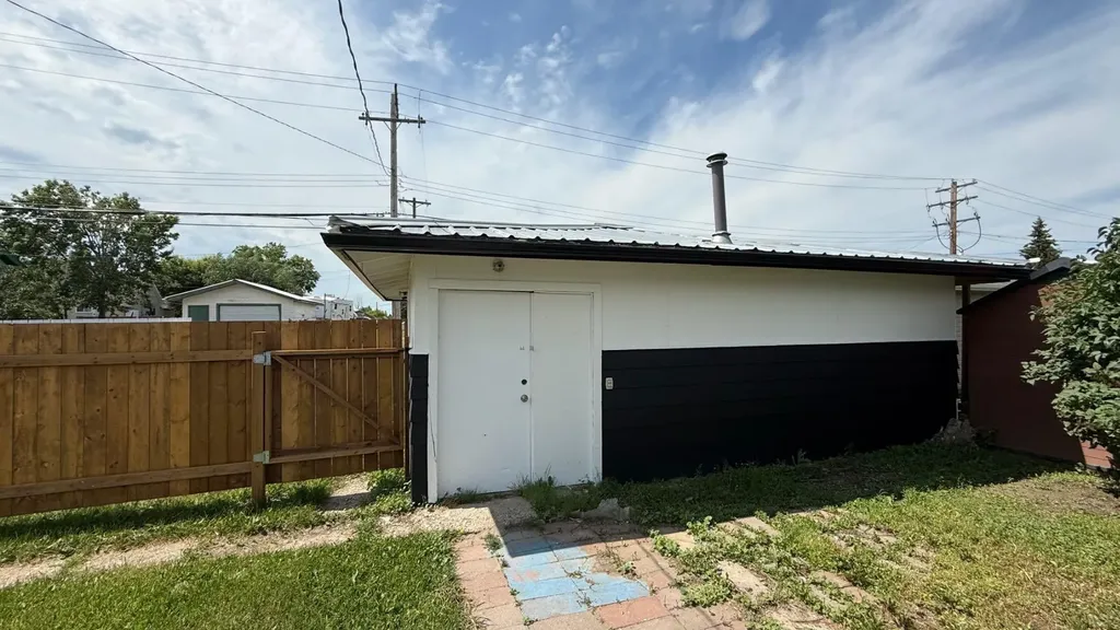 709 Centre Street Hanna AB T0J1P0