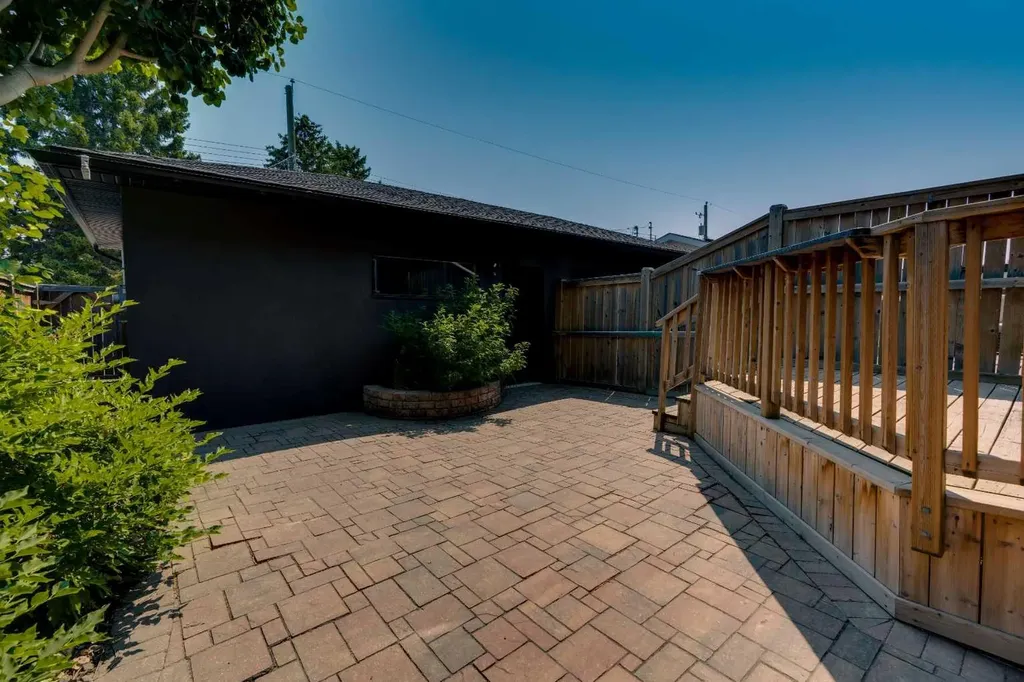 1721 44 Avenue SW Calgary AB T2T 5M4