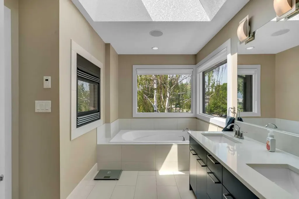 1721 44 Avenue SW Calgary AB T2T 5M4