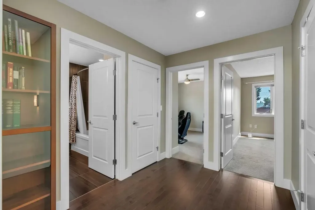 1721 44 Avenue SW Calgary AB T2T 5M4