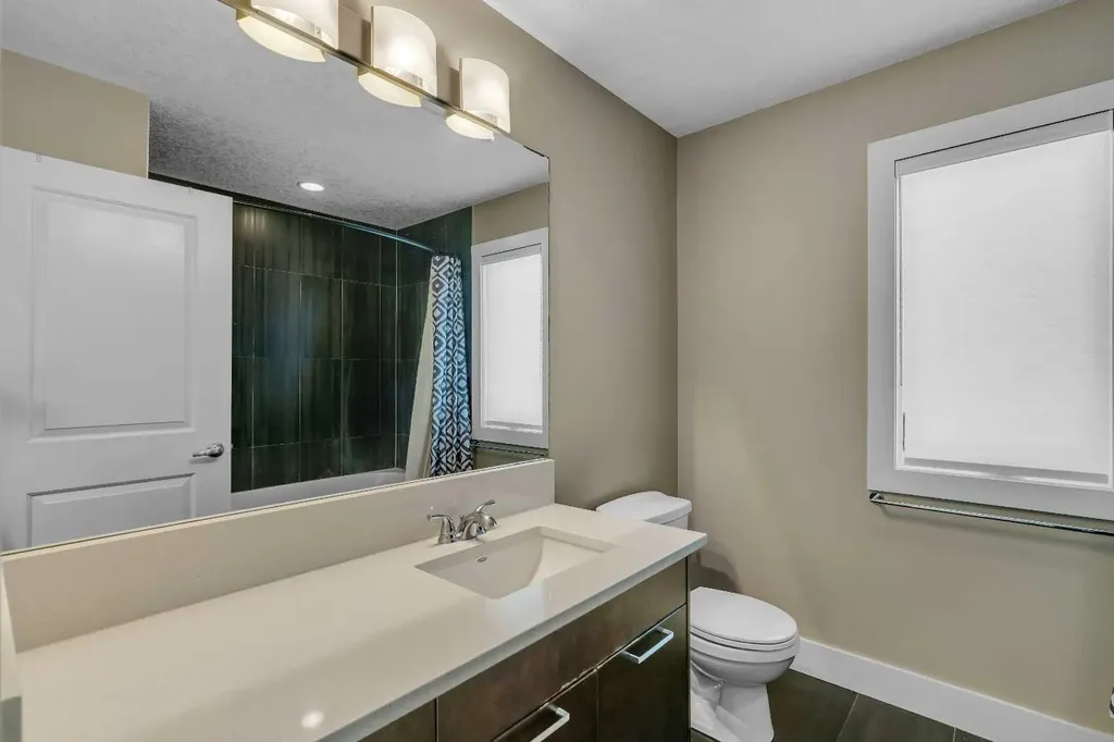 1721 44 Avenue SW Calgary AB T2T 5M4