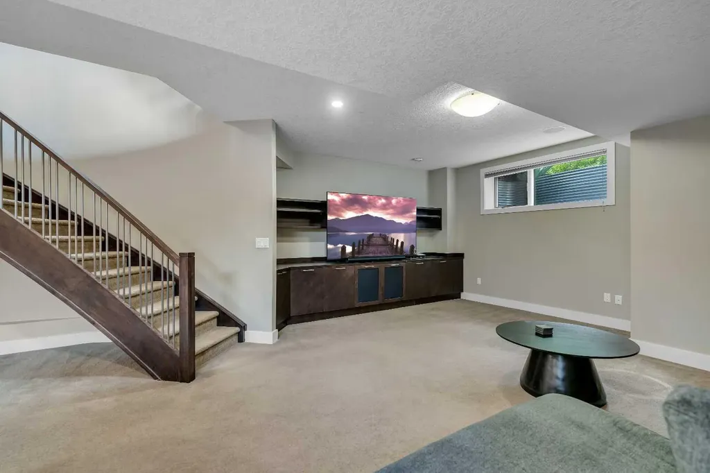 1721 44 Avenue SW Calgary AB T2T 5M4