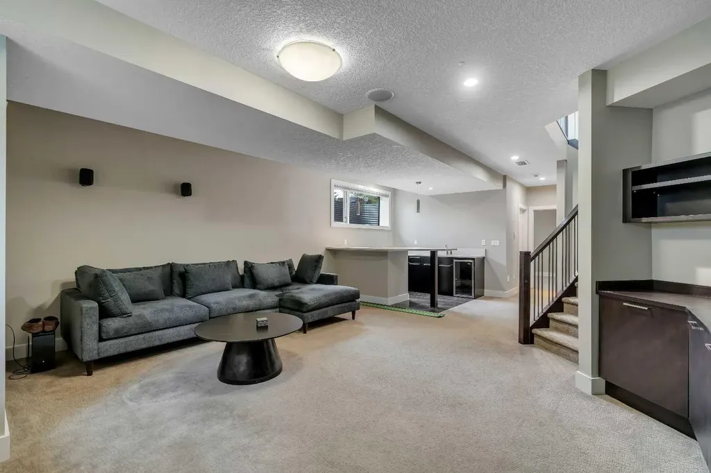 1721 44 Avenue SW Calgary AB T2T 5M4