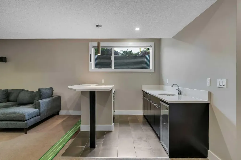 1721 44 Avenue SW Calgary AB T2T 5M4