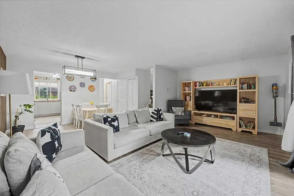 210 86 Avenue SE Calgary AB T2H 1N6