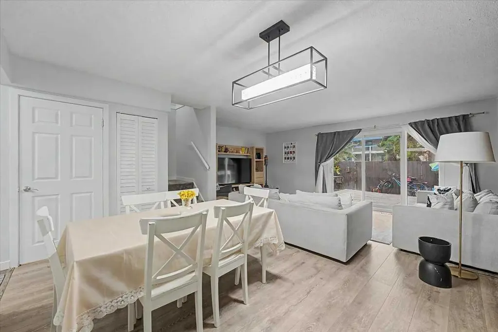 210 86 Avenue SE Calgary AB T2H 1N6