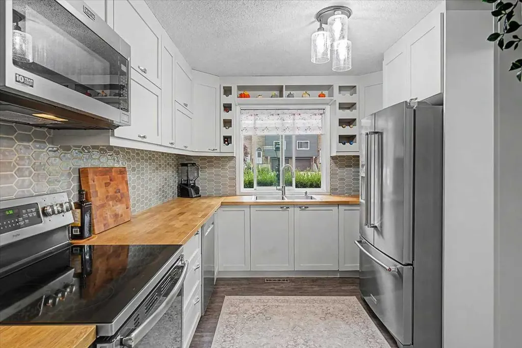 210 86 Avenue SE Calgary AB T2H 1N6