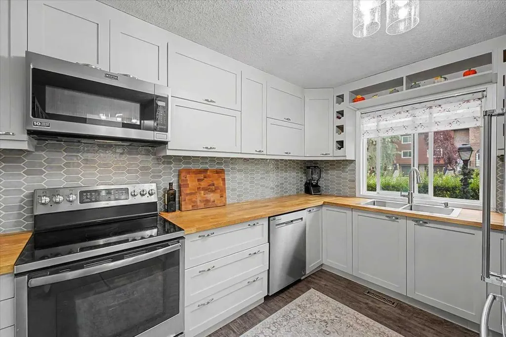 210 86 Avenue SE Calgary AB T2H 1N6