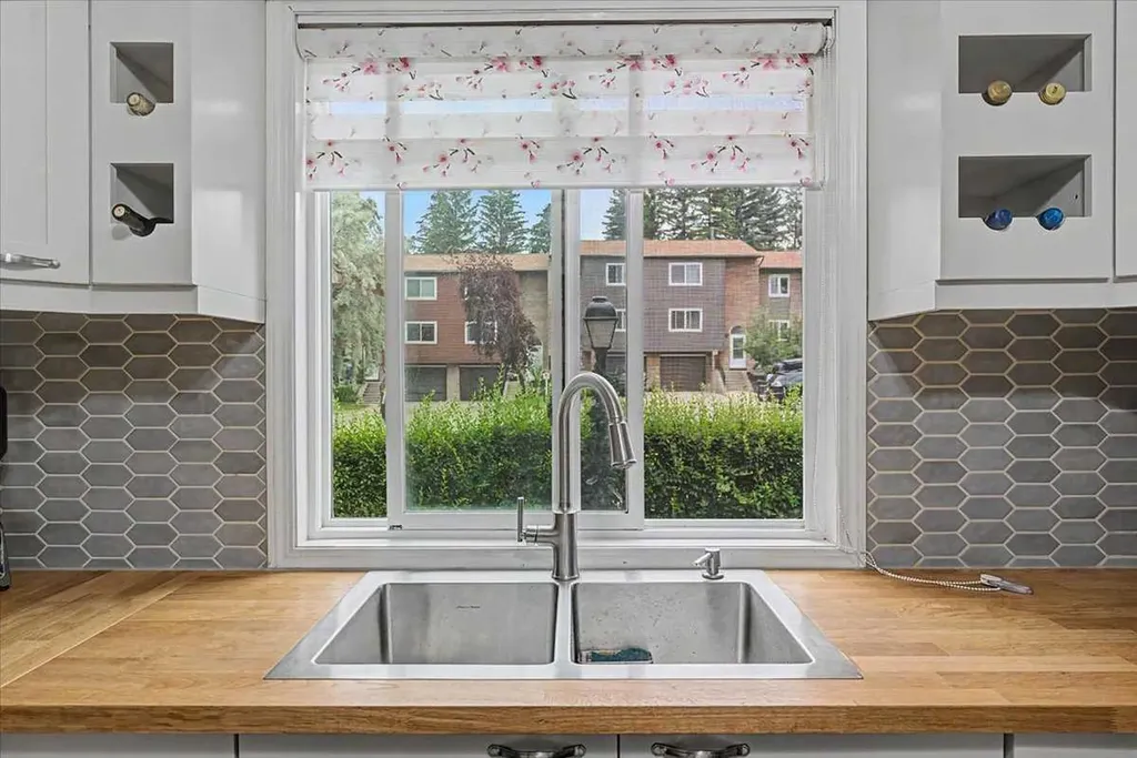 210 86 Avenue SE Calgary AB T2H 1N6