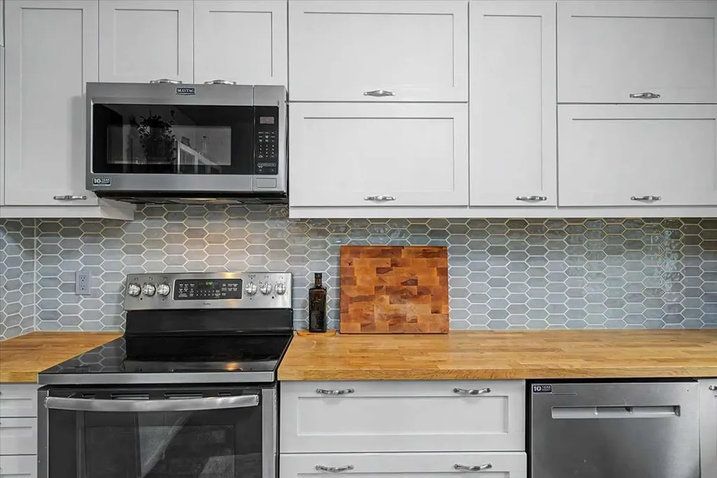 210 86 Avenue SE Calgary AB T2H 1N6