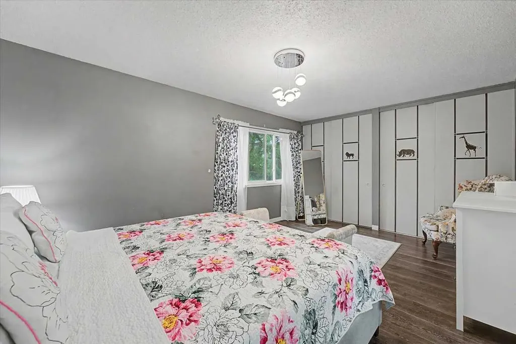 210 86 Avenue SE Calgary AB T2H 1N6