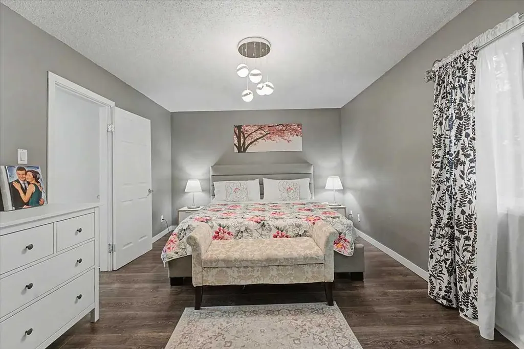 210 86 Avenue SE Calgary AB T2H 1N6